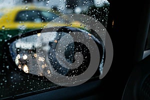 Página Espejo a la lluvia gotas sobre el carreteras 